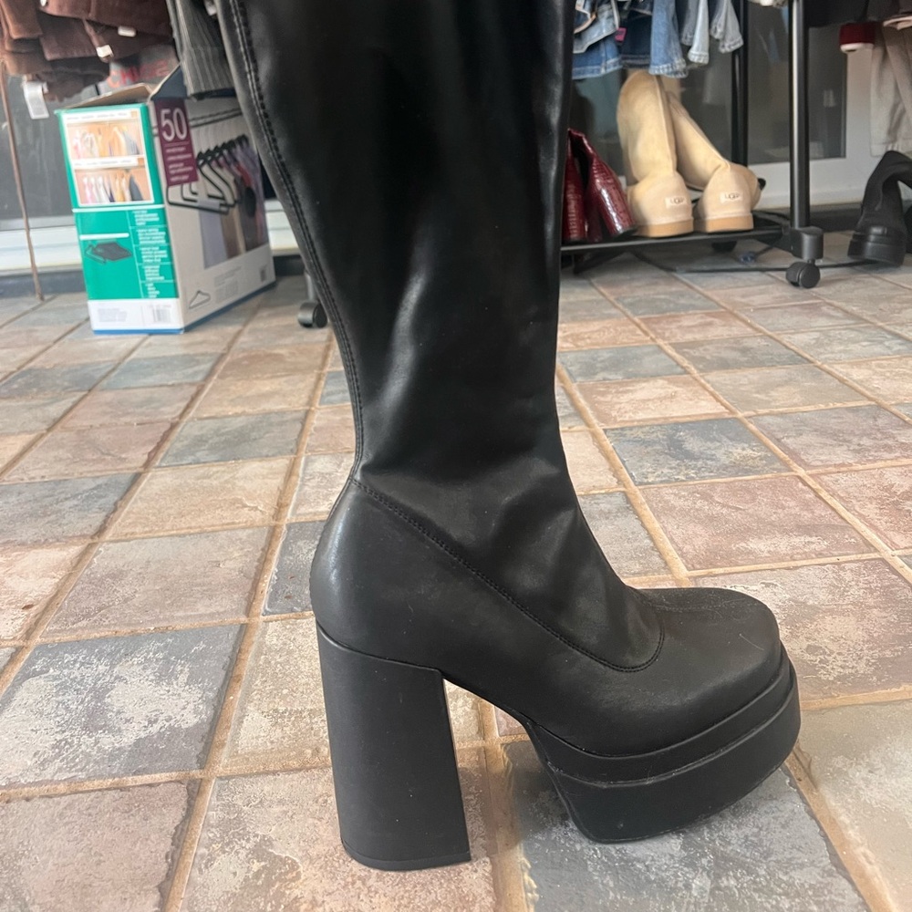 Black Women's Knee-High Boots